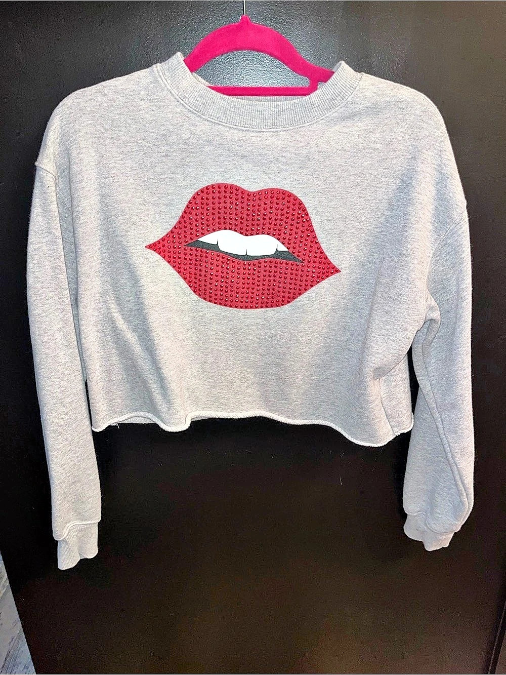 Forever 21 Cropped Lip Sweatshirt in Gray & red Size Small